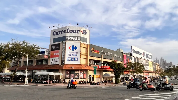 高雄愛河家樂福傳將於2/19結束營業，但家樂福未予證實，指會另行宣布結束營業時間。侯昌騰攝