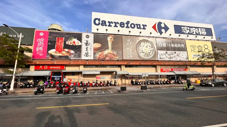 高雄愛河家樂福傳將於2/19結束營業，但家樂福未予證實，指會另行宣布結束營業時間。侯昌騰攝