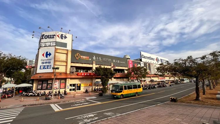 高雄愛河家樂福傳將於2/19結束營業，但家樂福未予證實，並指會另行宣布結束營業時間。侯昌騰攝