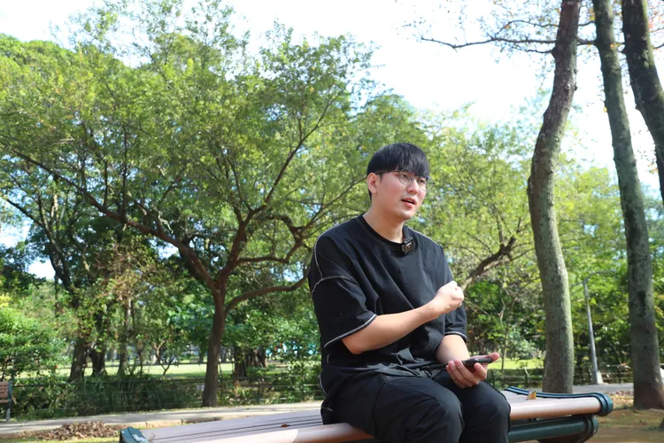 宋晉賢因怕忘記，才用手機先記下想訴說的事。鄭孟晃攝