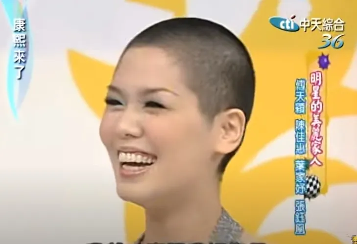 小S還讚她頭型美。引自YT:康熙好經典