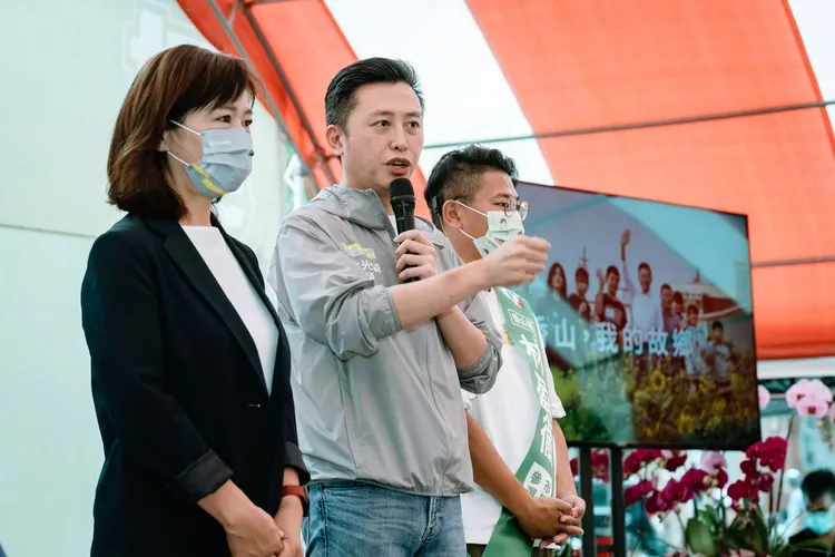 楊蕙如認為林智堅（中）成「智堅牌提款機」無止境吐鈔票給國民黨。翻攝自林智堅臉書