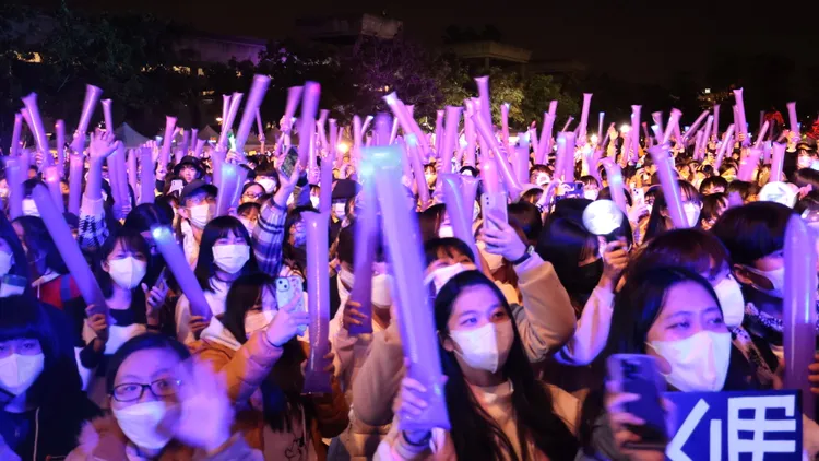 上萬人到場吶喊，瘋台南跨年。王志弘攝