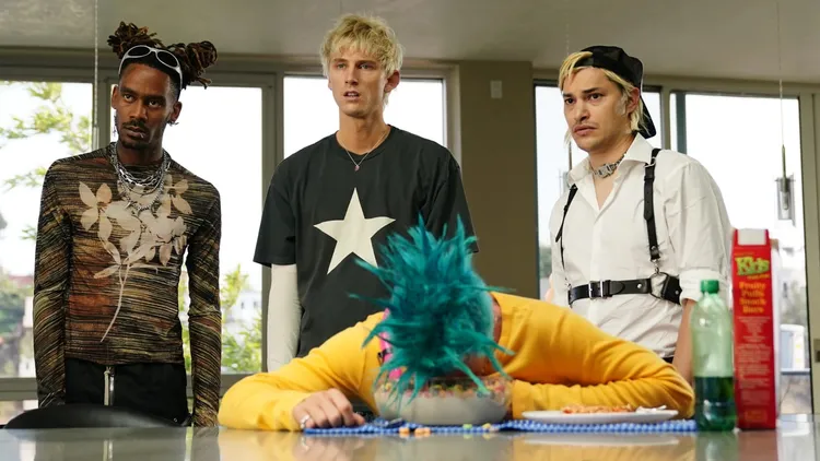 機關槍凱利（中）自編自導自演的《大明星被甩日記》獲7獎提名，爛到慘不忍睹。