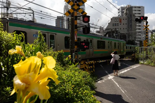 日本驚傳電車衝撞轎車事故 車遭推撞360公尺2人死亡