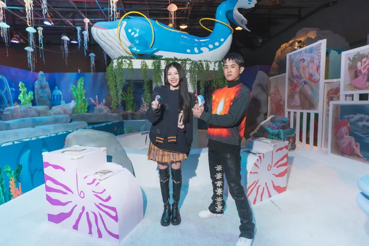 MIUSA(左)與蕭易恩在小美人魚特展，玩得不亦樂乎。寬宏提供