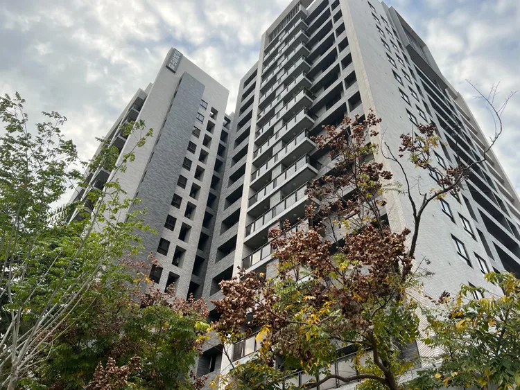 社區召開區權會，出席的89人有86人同意經營茶行的郭姓住戶遷離。鮮明攝