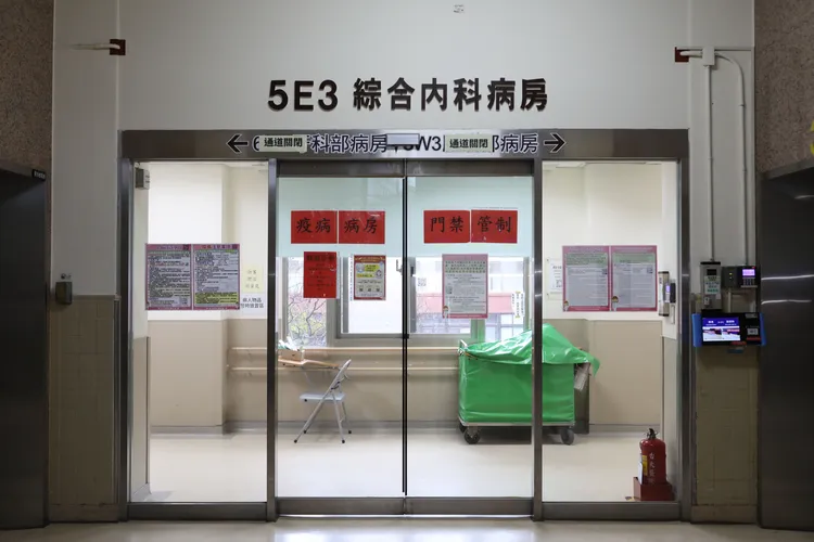 2022年本土疫情加倍嚴峻，專責病房收治確診者全是重症且有共病。鄭孟晃攝