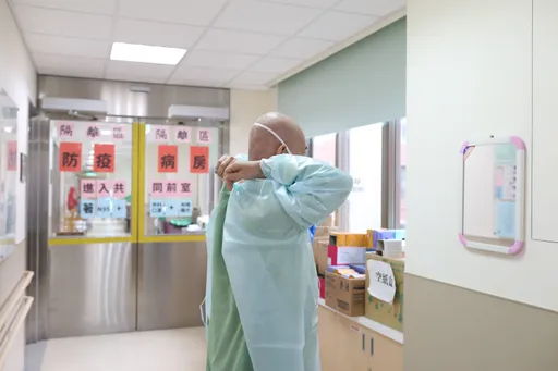 抗疫倒帶|收治確診平均85歲!多重疾病+老老陪病 台大護師壓力山大