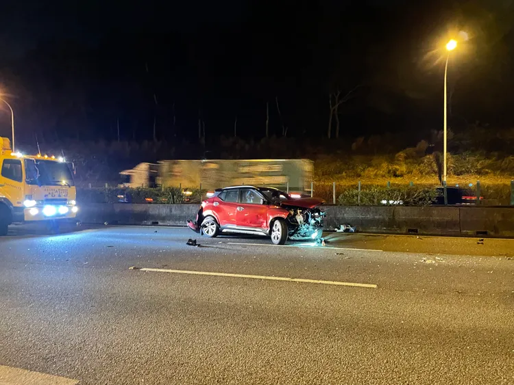 紅色轎車疑是中間挨撞轎車，車頭和片尾都受損嚴重。民眾提供