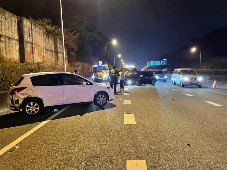 白色轎車疑遭紅色轎車推撞，車尾受損。民眾提供