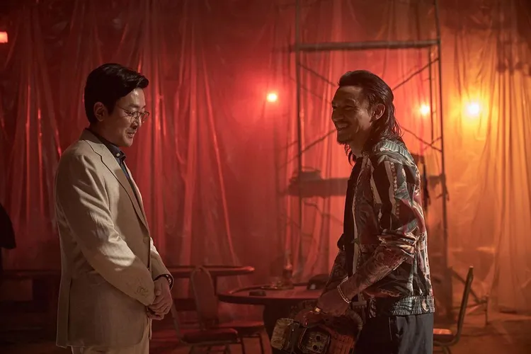 張震（右）出演2022年底上檔的Netflix韓劇《毒梟聖徒》，與河正宇（左）、黃晸珉等大咖韓國影帝合作，建立好交情。Netflix提供