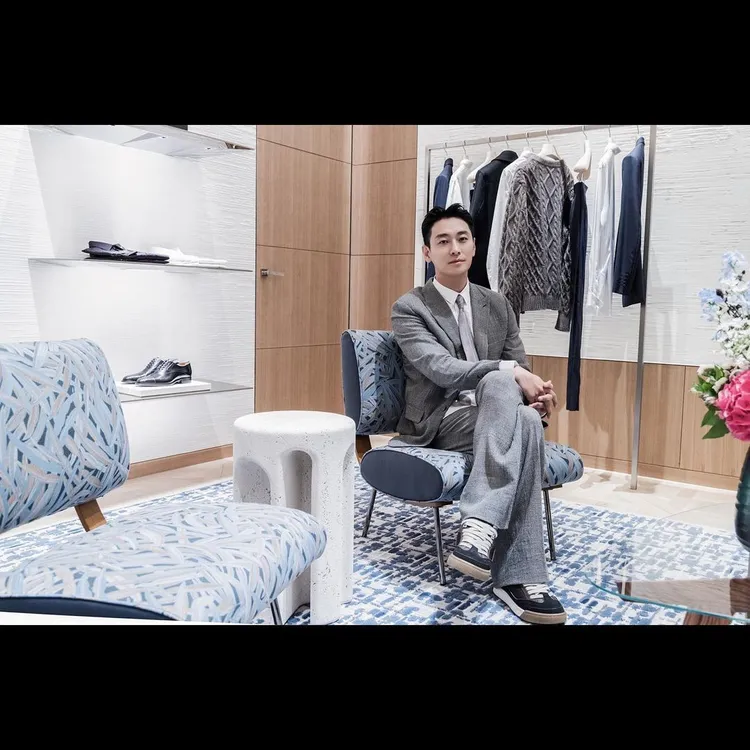 朱智勛今在IG貼照分享在DIOR台北101旗艦店度帥照。翻攝_jujihoon IG