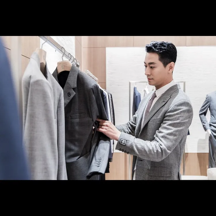 朱智勛今在IG貼照分享在DIOR台北101旗艦店度帥照。翻攝_jujihoon IG