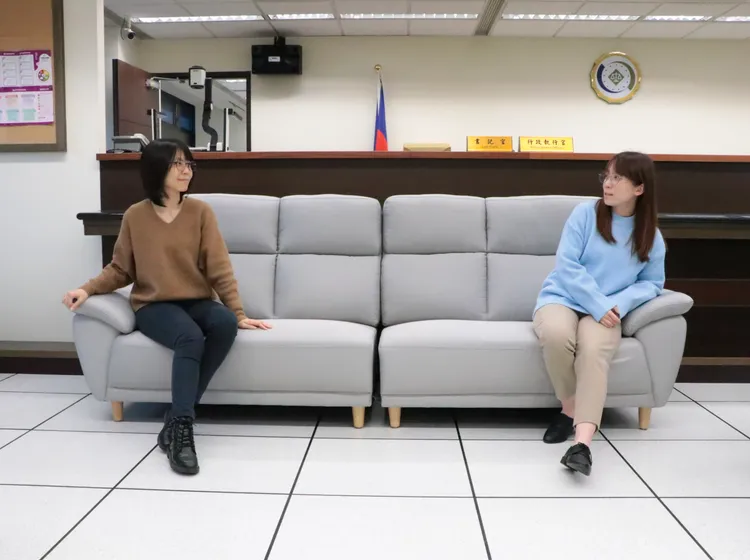 行政執行署新北分署賣沙發，請書記官、執行員當麻豆拍宣傳照。新北分署提供
