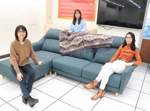 女書記官撩落去!當麻豆賣沙發 物美價廉還有這服務