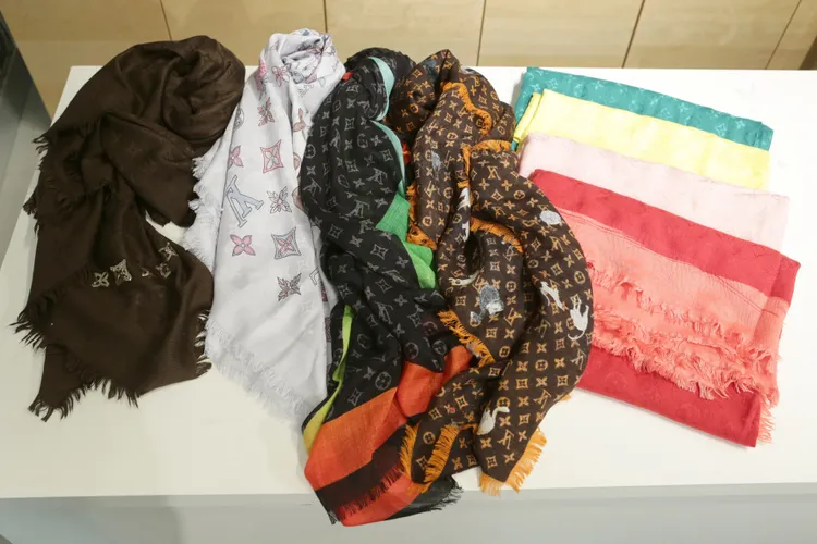 LV家族圍巾。朱世閎攝