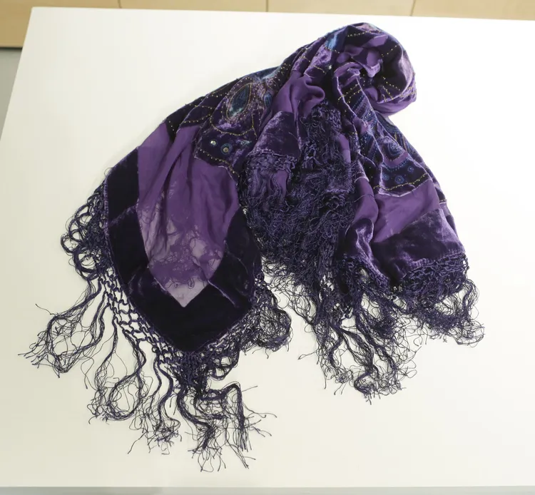 陳美鳳為拍《長男的媳婦》買的紫色圍巾。朱世閎攝