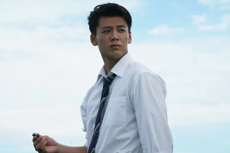 竹內涼真在電影《彬與瑛》中飾演熱血銀行員，為了幫助小企業成功貸款，絞盡腦汁說服上級。中影提供