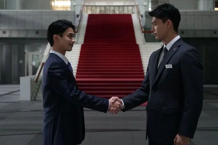 竹內涼真（右）、橫濱流星在新片《彬與瑛》首次合作，角色名更巧合都念作「Akira」。中影提供