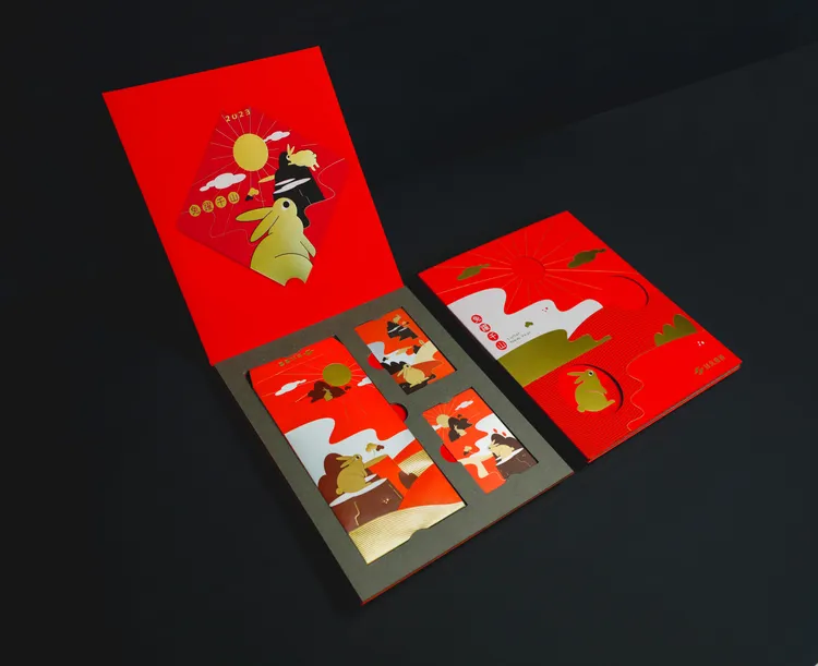 兔年套票內含2張一日票，並附贈2個特製紅包袋及1張小春聯。北捷提供