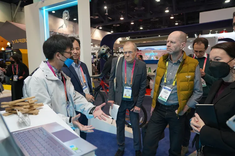 法國電力公司高階代表團參訪工研院「碳化矽電動動力驅控器」表示這技術很符合時下需求。工研院提供