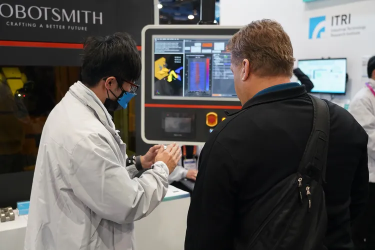 工研院「機器人史密斯（RobotSmith）」吸引韓國電子技術研究中心、工業領域、時尚領域專家洽談。工研院提供