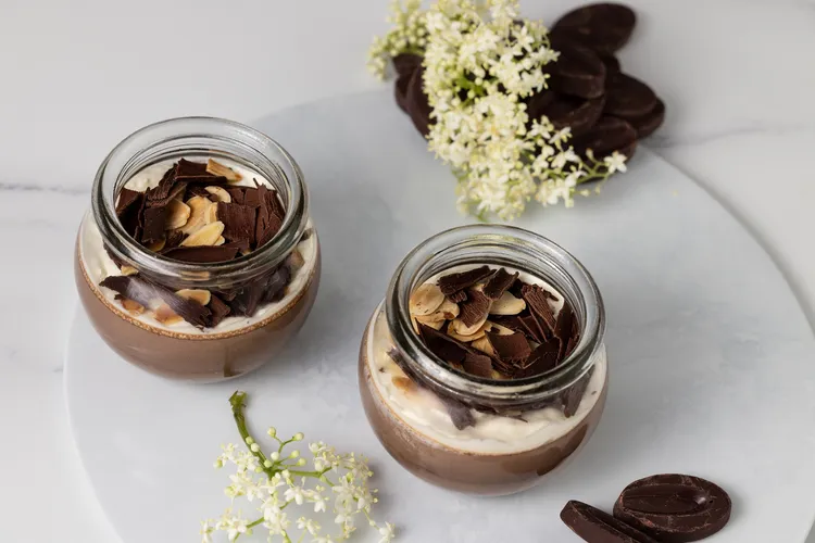 「法芙娜巧克力布蕾」挑選來自法國法芙娜瓜娜拉70%純苦巧克力，加入奶香濃醇的法國鮮奶油與台灣紅殼雞蛋等，用料嚴選。業者提供