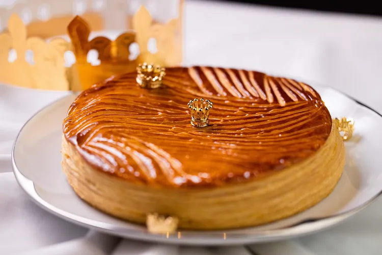 「經典國王派」，由同集團的御盟國際驛館法籍甜點行政主廚 Laurent Delcourt與另外兩位甜點師傅聯手製作，圓滿漂亮的外型看得出其用心。業者提供