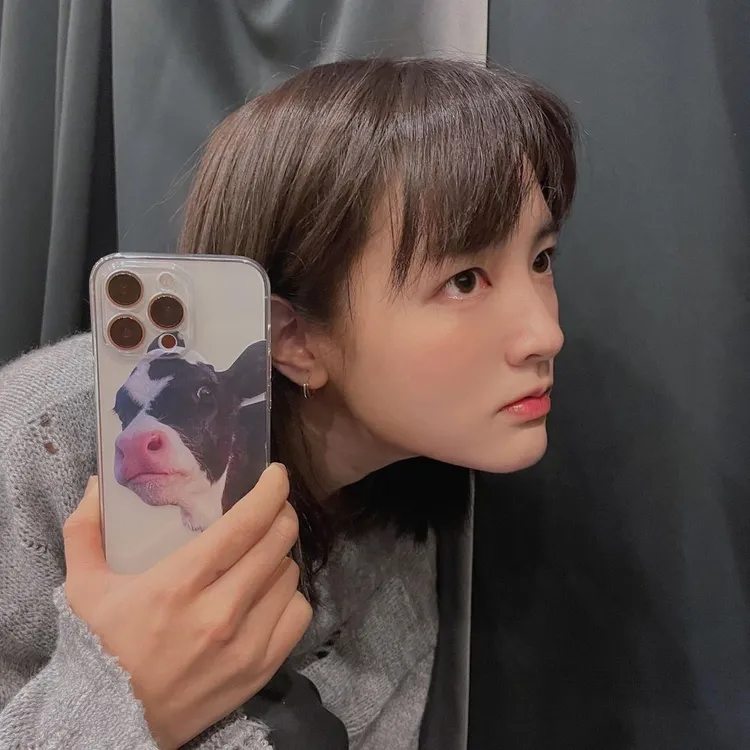 王淨能美能搞怪，曾模仿自己手機殼上的牛po上網。翻攝_ginglebellaaa IG