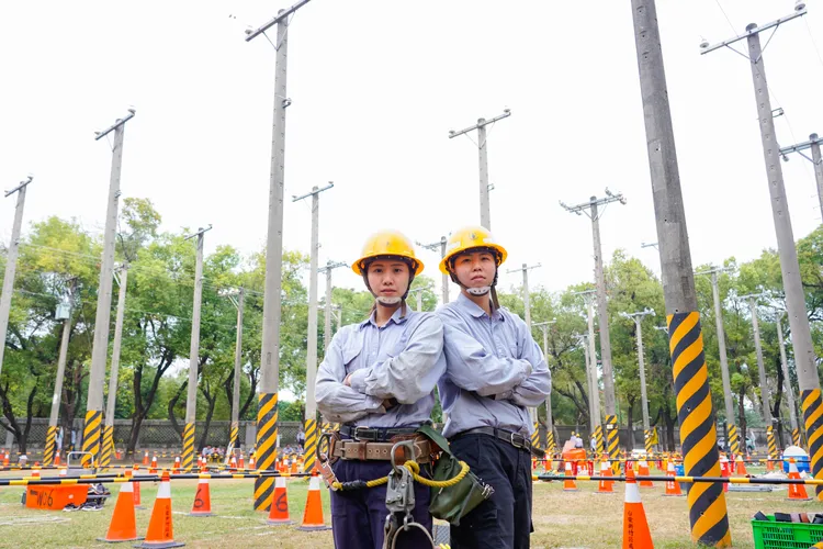 蔡姍妮(左)前年與姊姊一起轉換人生航道考進台電。台電提供