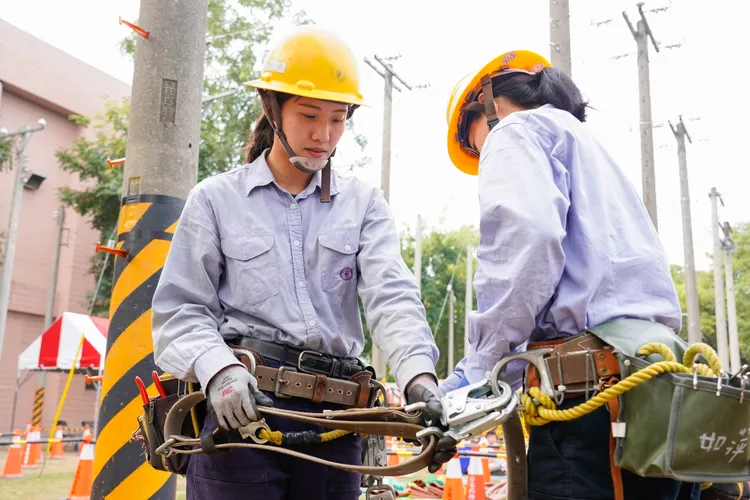 曾擔任長榮航空空服員的蔡姍妮(左)轉換人生航道考進台電。台電提供