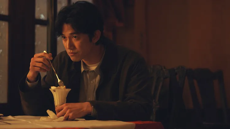 吳慷仁為角色加入小動作強化角色超怪特質。Netflix提供