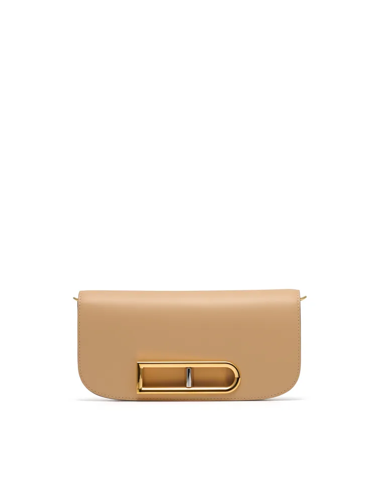 拿鐵色Lingot Clutch手拿肩背包，12萬4000元。品牌提供