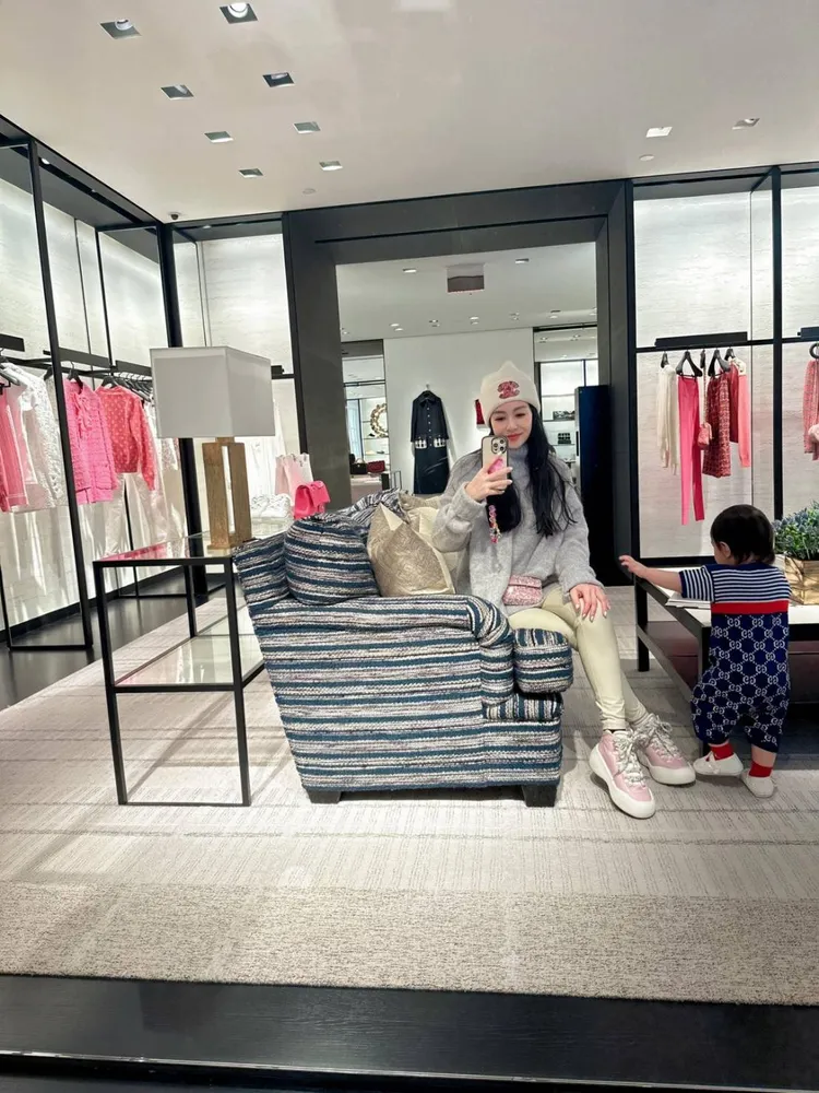 她帶著女兒仍不忘血拼。源鑛娛樂提供