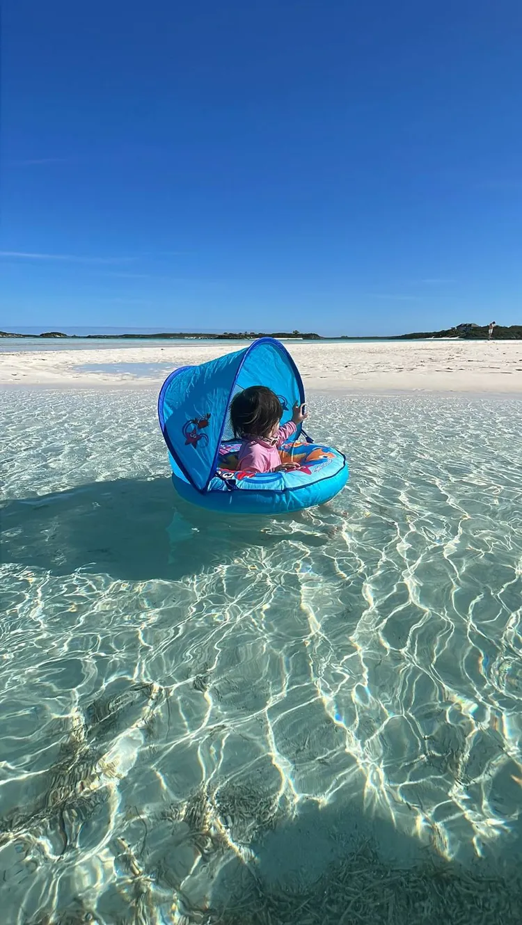 小王美的救生圈還有防曬功能。源鑛娛樂提供