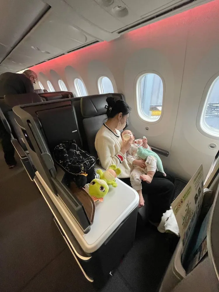 在飛機上也要餵奶。源鑛娛樂提供
