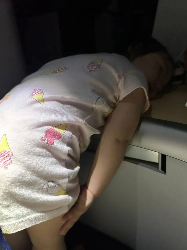 小王美在飛機上睡姿獨特。源鑛娛樂提供