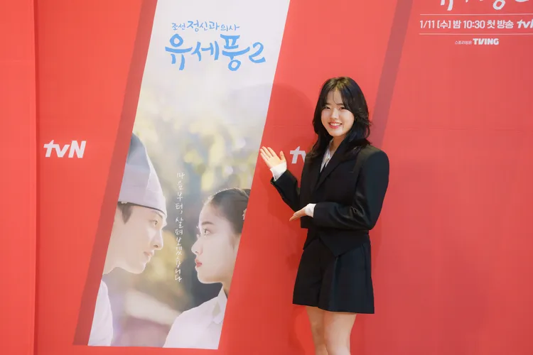 22歲金香起在劇中扮演觀察入微的寡婦。friDay影音提供