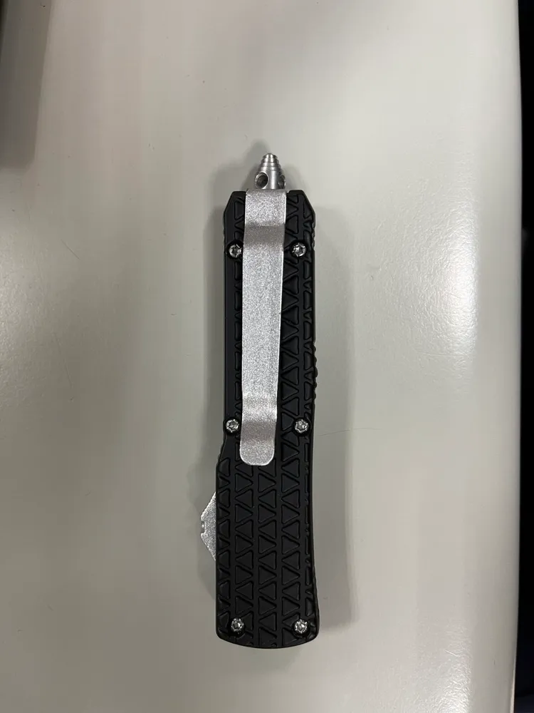 背刺傷人的彈簧刀。翻攝畫面