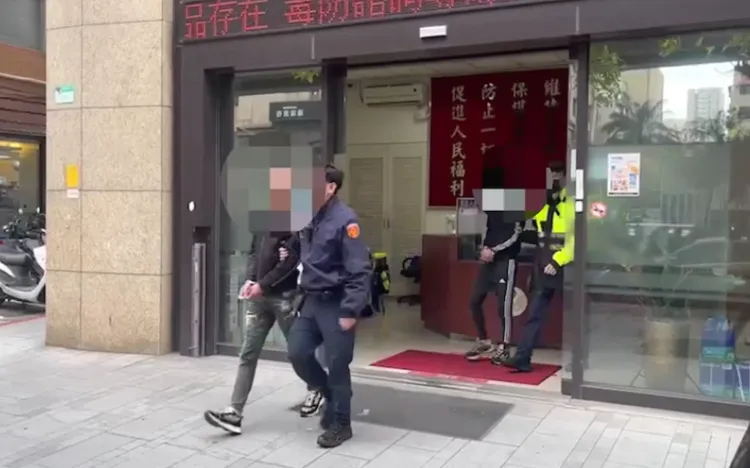 2人遭警方依法送辦。翻攝畫面