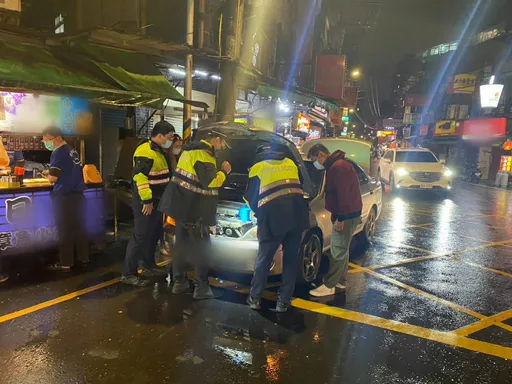 男購物完車輛拋錨停路邊　4警協助推車又充當黑手