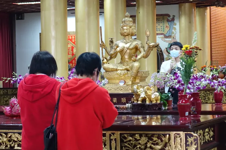 財神殿內有四面佛供信眾參拜。羅琦文攝