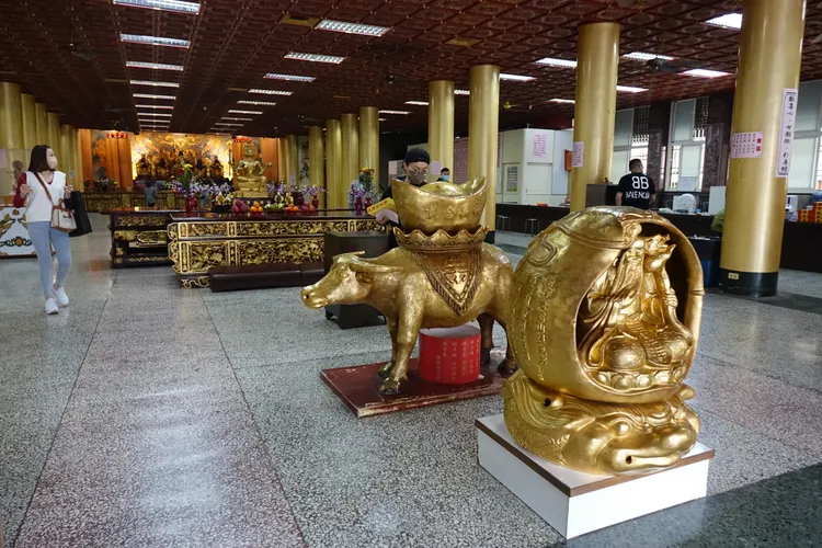 武廟一樓是財神殿，供奉「五路財神」、「四面佛」等，設有金牛一隻及南極仙翁一座，供信徒貼金箔求財運、身體健康長壽。羅琦文攝