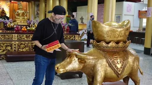 走春趣|高雄關帝廟拜財神 還有金牛好摸求富貴