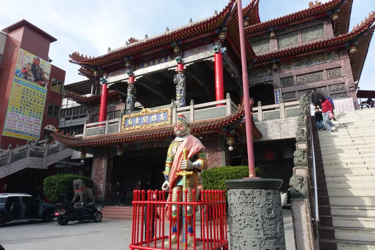 廟門前的西洋武士別有特色。羅琦文攝