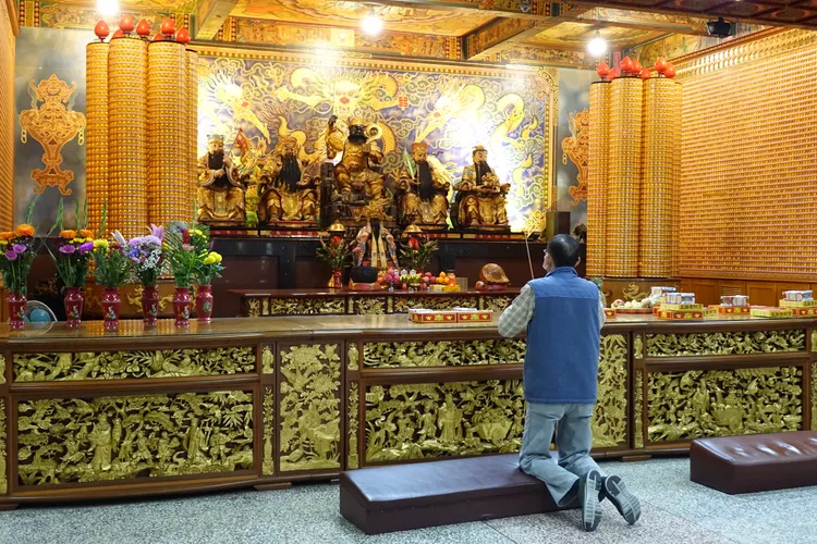 信眾拜五路財神補財庫。羅琦文攝