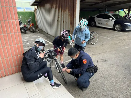 台北騎單車到桃園出遊 真漏氣!大園警幫「打氣」助返家