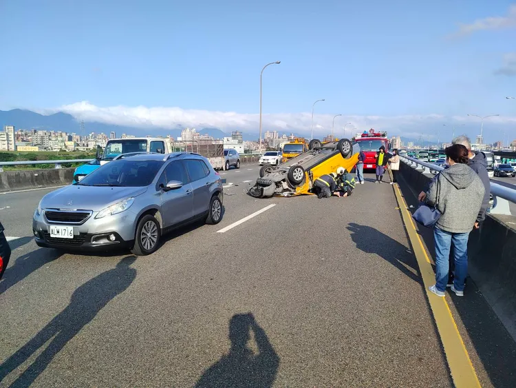 事故發生後，導致後方車流嚴重回堵。翻攝畫面