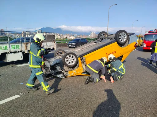 國1汐五高架南下31.5K計程車翻覆釀2傷!司機被拖出車外畫面曝 回堵18公里